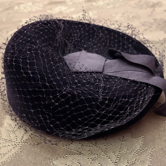 Vintage Elegant Black Veiled Hat - Picture 3 of 7